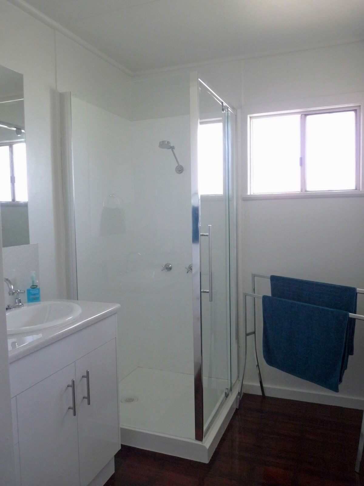 Douche, séchoir à cheveux, serviettes fournies, savon