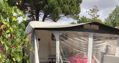 à 7 minutes à pieds de la plage caravane climatisé