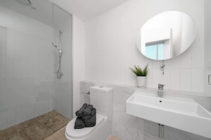 Shower, hair dryer, towels, soap - Central 2BR Near Queen Victoria Market (Melbourne)