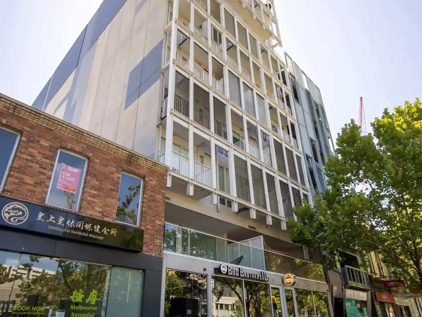 Un immeuble à étages doté d’une architecture moderne, caractérisé par un mélange de façades en verre et en brique.