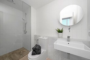 Unclassified image, 4 of 7, button - Central 2BR Near Queen Victoria Market (Melbourne)