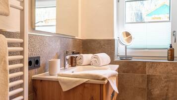 Căn hộ Deluxe, nhiều giường, quang cảnh núi | Phòng tắm | Buồng tắm vòi sen, đồ dùng nhà tắm miễn phí, máy sấy tóc, khăn tắm