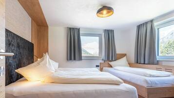 Căn hộ Deluxe, ban công, quang cảnh núi | 1 phòng ngủ, két bảo mật tại phòng