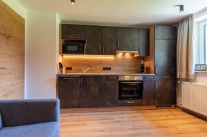 Deluxe Apartment, Mountain View | Private kitchen | Full-size fridge, microwave, oven, stovetop