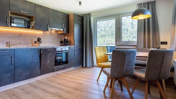 Deluxe appartement, balkon, uitzicht op bergen | Privékeuken | Een koelkast met diepvriezer, een microgolfoven, een oven, een kookplaat