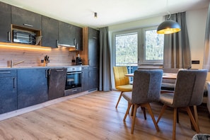 Deluxe Apartment, Balcony, Mountain View | Private kitchen - Maurig Appartement (Elbigenalp)