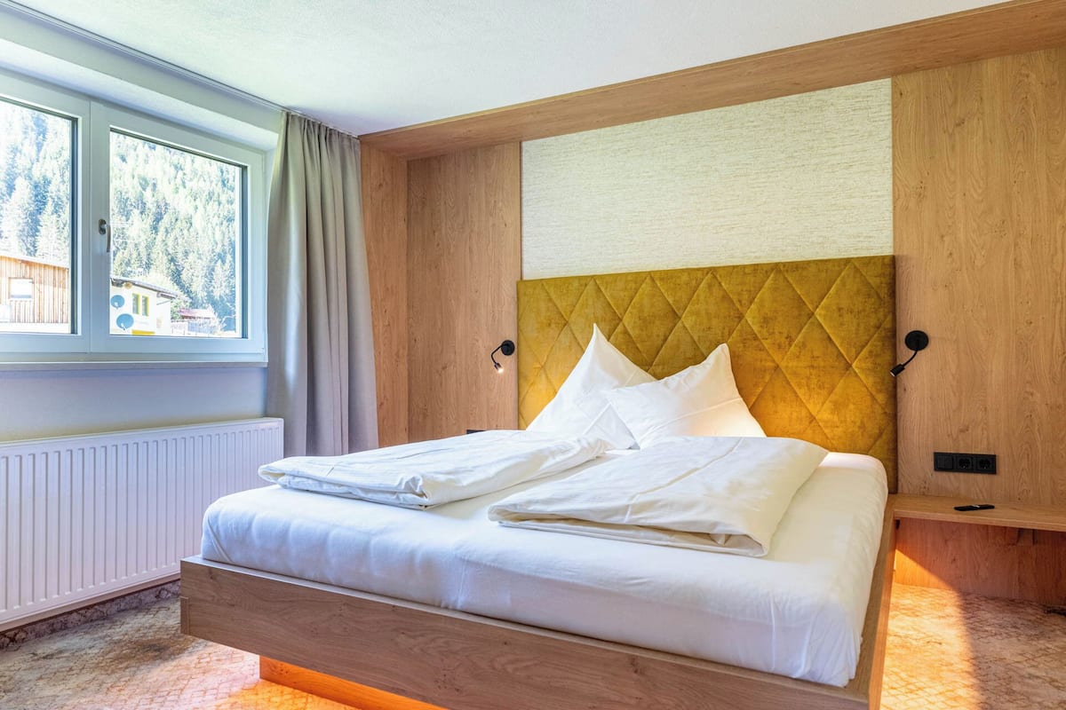 Deluxe Apartment, Mountain View | Premium bedding, in-room safe, WiFi (free), bed sheets
