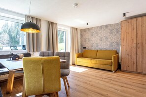 Deluxe-Apartment, Mehrere Betten, Bergblick | Wohnbereich