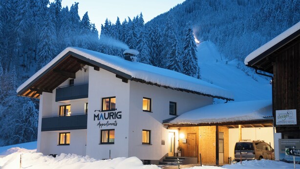 A two-story building with a sign reading "MAURIG Apartments". - Maurig Appartement (Elbigenalp)
