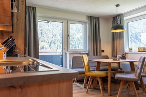 Deluxe Apartment, Balcony, Mountain View | Private kitchen | Full-size fridge, oven, stovetop, dishwasher - Maurig Appartement (Elbigenalp)