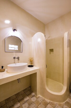 Secadora de cabello, toallas, jabón, papel de baño