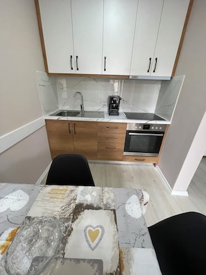 Refrigerador, horno, molino para café y utensilios de cocina 