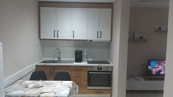 Fridge, oven, coffee grinder, cookware/dishes/utensils