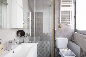 Douche, sèche-cheveux, savon, shampoing