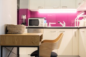 Kühlschrank, Ofen, Wasserkocher mit Kaffee-/Teezubehör, Wasserkocher