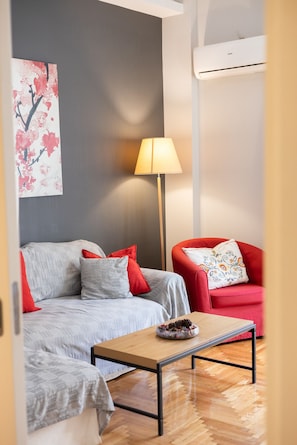 TV - Charming Retreat Below the Acropolis (Athens)
