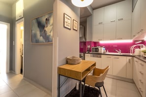 Fridge, oven, coffee/tea maker, electric kettle - Charming Retreat Below the Acropolis (Athens)