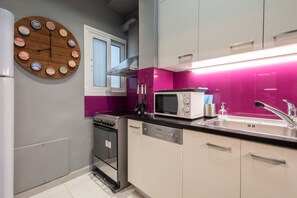 Kjøleskap, ovn, kaffetrakter/tekoker og vannkoker