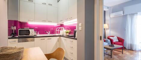 Fridge, oven, coffee/tea maker, electric kettle