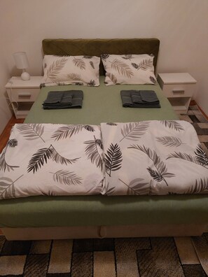 Tabla de planchar con plancha, wifi y ropa de cama 