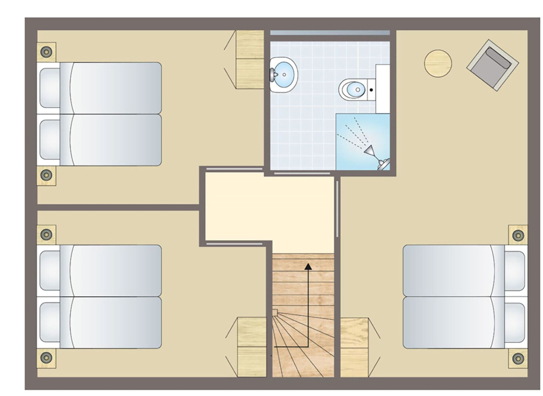 Distribución de una habitación de hotel con dos camas, un baño y una pequeña zona de estar.