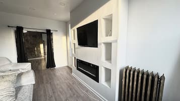 Smart TV, fireplace
