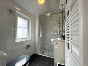 A bathroom with a toilet, a shower, and a sink. - Farm Stay in Water-rich Friesland (Sint Nicolaasga)