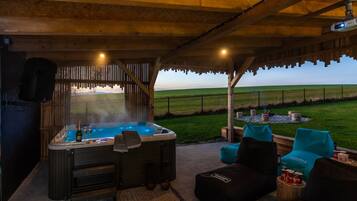 Villa | Outdoor spa tub