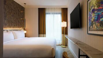ตู้นิรภัยในห้องพัก, โต๊ะทำงาน, ผ้าม่านกันแสง, Wi-Fi ฟรี