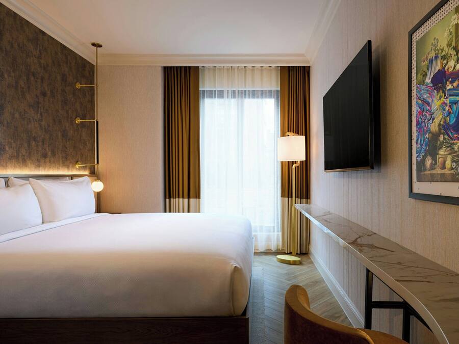 Caja de seguridad en la habitación, escritorio y cortinas blackout