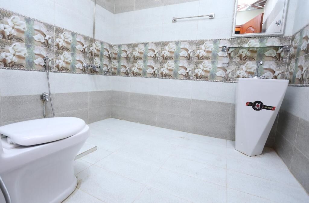 Deluxe Quadruple Room | Bathroom | Shower, towels, soap, shampoo