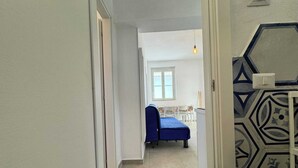A narrow hallway leading to a room with a bed and a window. - Miramare House - Trilo 5 D (Puglia)