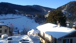 A snow-covered mountain village with houses and a car parked in front. - Bright apartment in Villard-de-Lans, 58 m², 2 bedrooms, near Vercors activities (Villard-de-Lans)