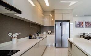 Kjøleskap og mikrobølgeovn