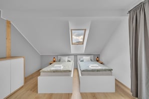 A modern bedroom with two beds, a skylight, and a view of the sky. - Villa Near Ski Resort Cerny Dul (Cerny Dul)