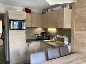 Fridge, microwave, dishwasher, coffee/tea maker