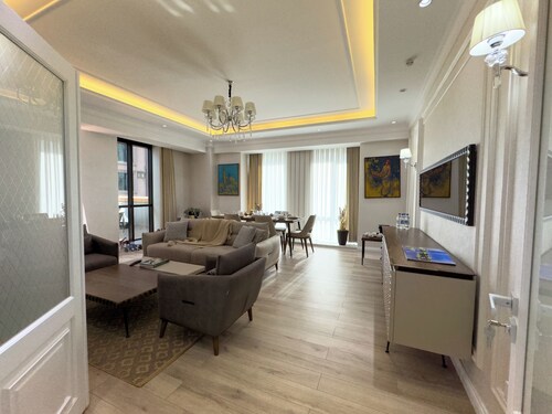 Modern Luxe Retreat: City-Centre Living with Stunning Panoramic Deck Views