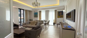 Modern Luxe Retreat: City-Centre Living with Stunning Panoramic Deck Views