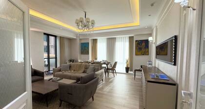 Modern Luxe Retreat: City-Centre Living with Stunning Panoramic Deck Views