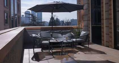 Modern Luxe Retreat: City-Centre Living with Stunning Panoramic Deck Views