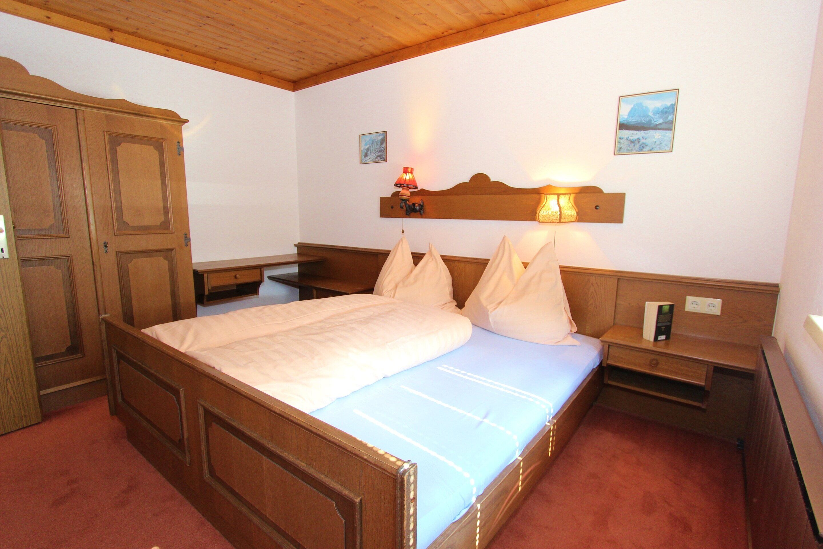 10 bedrooms, bed sheets