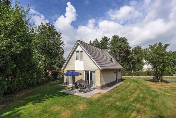 House | Exterior - Apartment in Utrecht Near Scenic Canals (Scherpenzeel)