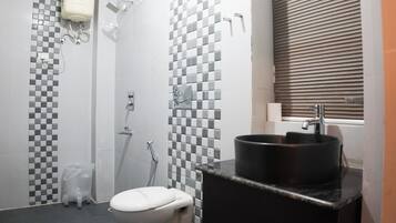 Ducha, secador de pelo, pantuflas, toallas