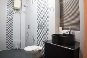 Deluxe Double Room | Bathroom | Shower, hair dryer, slippers, towels