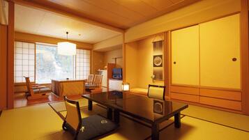 Een traditionele Japanse kamer met tatami vloerbedekking, een lage tafel en schuifdeuren.