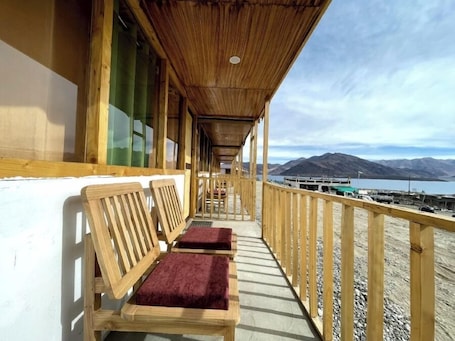 Terrace/patio. Ecstasy Huts Pangong
