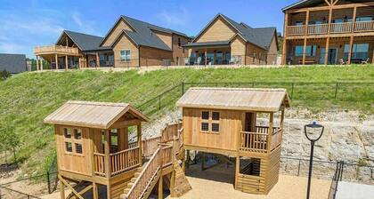 Spacious Lake View Cabin!