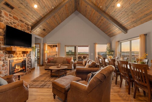 Spacious Lake View Cabin!