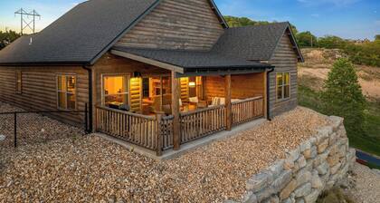 Spacious Lake View Cabin!