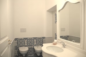 Douche, sĂšche-cheveux, bidet, serviettes fournies